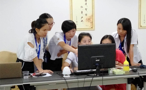  美女們互相交流學(xué)習(xí)，氣氛有點嚴肅啊